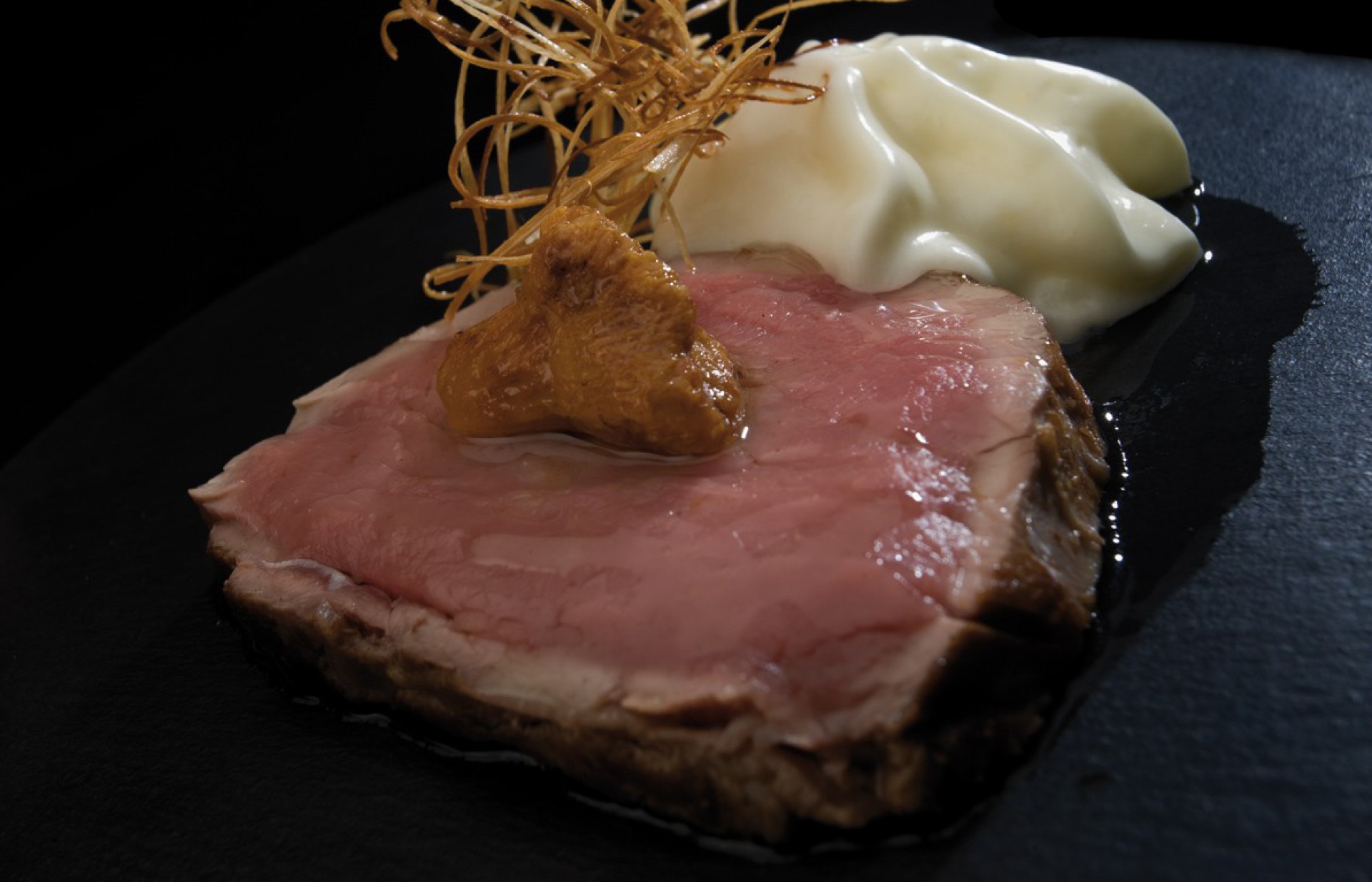 Solomillo confitado a baja temperatura sobre su propio jugo y espuma de patata